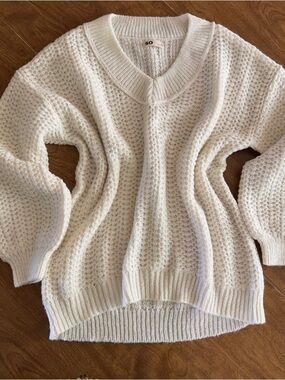 SO Women’s Cream V-Neck Knitted Crochet Long Sleeve Oversized Sweater Top size M